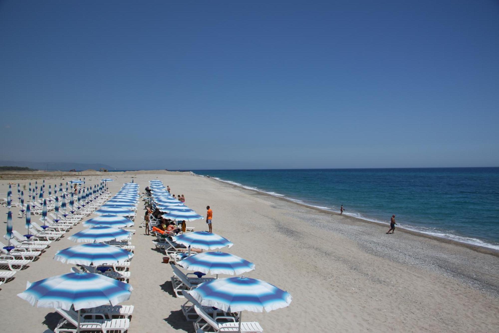 Club Esse Aquilia Beach Village 바돌라토스타지오네 외부 사진